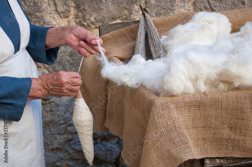 Lavoro artigianale filatura lana