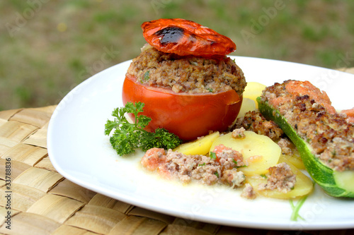 tomate et légumes farcis