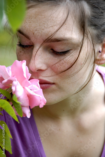 Jeune fille rose