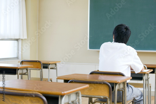 教室でひとりぼっちの中学生男子
