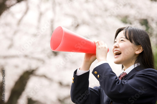 メガホンを使い叫ぶ女子中学生