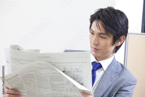 新聞を読むビジネスマン