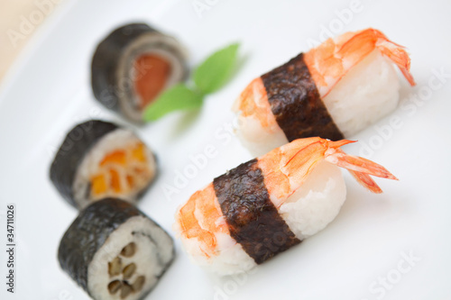 Sushi sobre fondo blanco