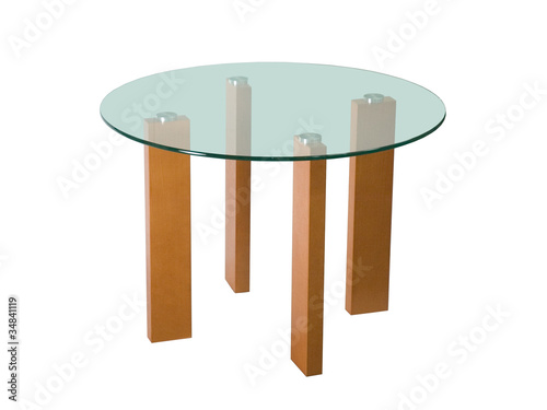 Nowoczesny stolik szklany do kawy z drewnianymi nogami na białym tle