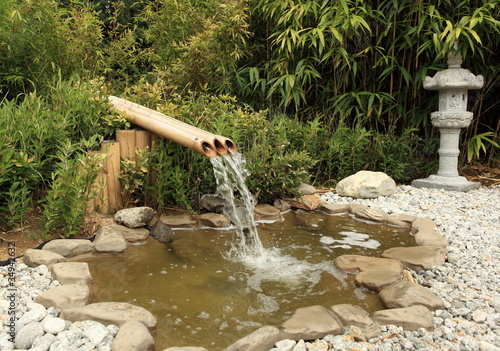 fontaine en bambous sur bassin aquatique de jardin