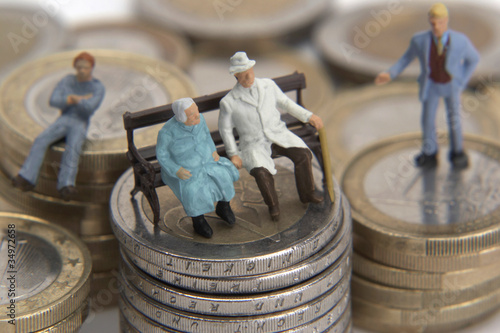 Symbolbild, Renter sitzen auf Ihrem Geld