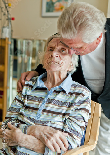 Alte Dame und Sohn im Pflegeheim (Alzheimer)