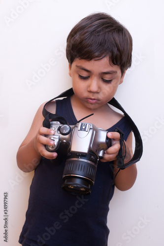 bambino con fotocamera in mano