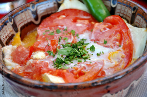 Bułgarski ser zapiekany z jajkiem i pomidorami
