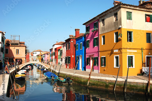 case colorate sul fiume a burano