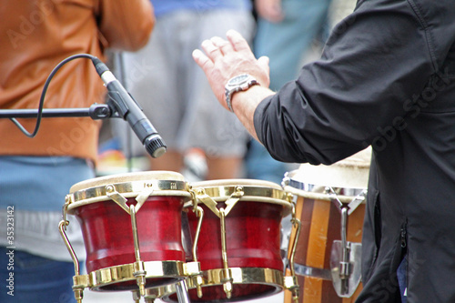 Músico de una banda tocando percusión con sus manos