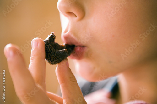 enfant mangeant une bouchée au chocolat