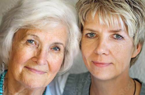 Seniorin und reife Tochter 2