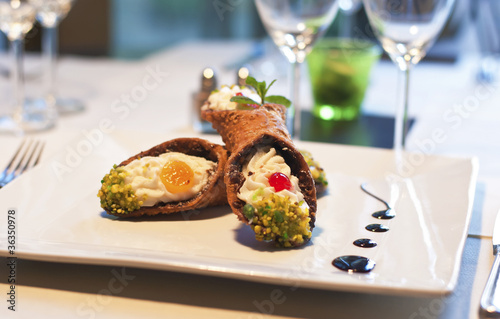 cannolo siciliano, dolce italiano