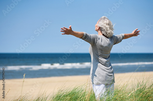 grauhaarige Frau am Meer