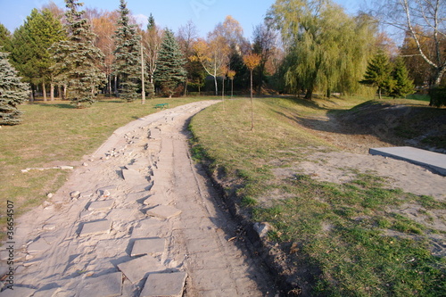 Popsuty chodnik w parku