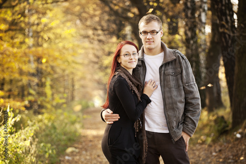 Para młodych dorosłych jesienią w lesie