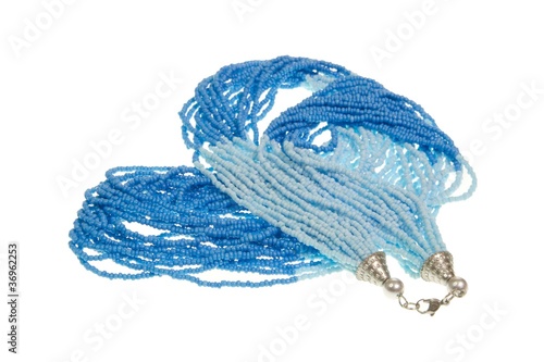 Halskette isoliert in Blau und Türkis