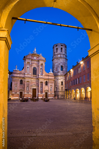 Reggio Emilia Piazza Piccola e Basilica