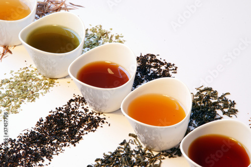 Verschiedene Teesorten in kleinen Bechern mit losem Tee
