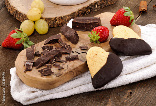 Cioccolato, biscotti e frutta