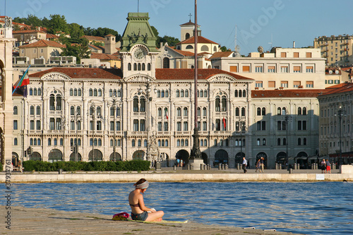 Trieste, il municipio di piazza Unità d'Italia visto dal molo