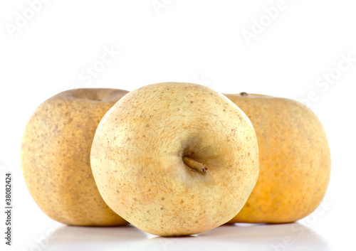 variété de pommes jaunes sur fond blanc