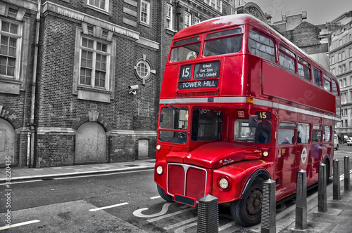 Photo d'un bus rouge vintage à impériale typique à Londres (UK). Bus anglais rétro à double étage.