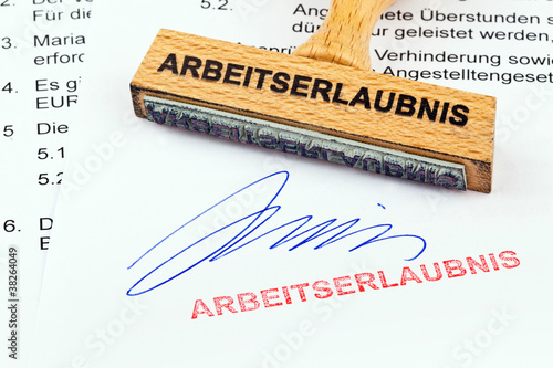 Holzstempel auf Dokument: Arbeitserlaubnis