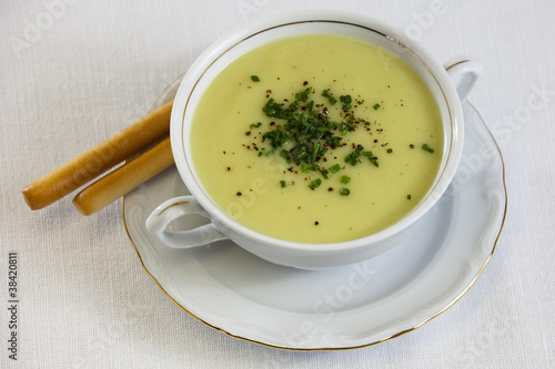 zupa kremowa w bulionówce z pieprzem i szczypiorkiem