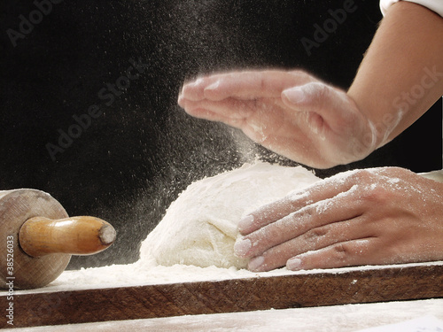 Preparando masa para la pizza.