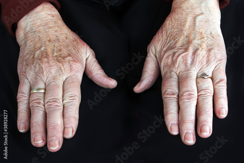 Die Hände einer alten Frau
