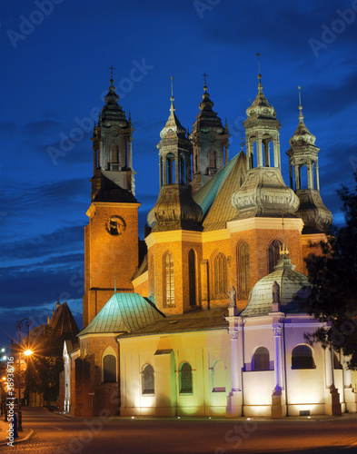 Wieże gotyckiej katedry w Poznaniu nocą