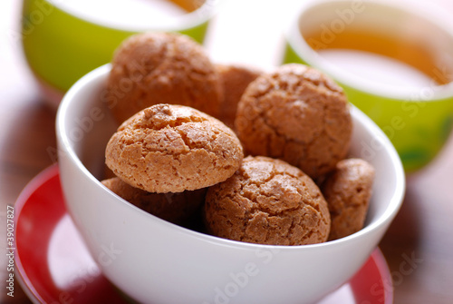 amaretti di saronno in ciotola bianca - cinque