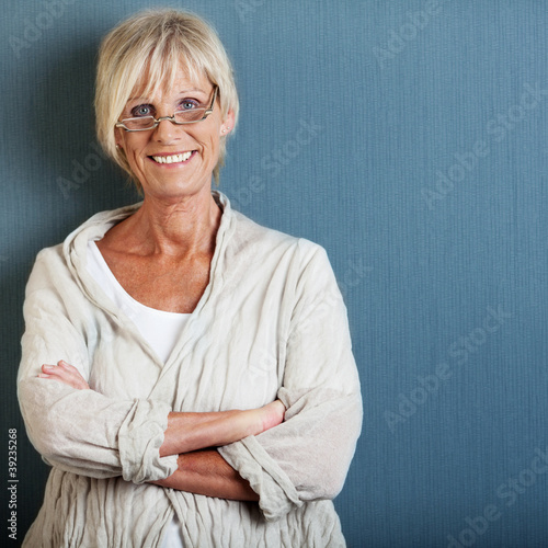 portrait einer seniorin mit verschränkten armen