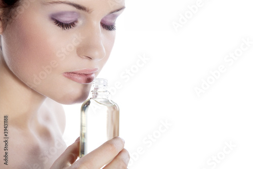 Wellnes Frau riecht an Massage Öl Poster Nahaufnahme
