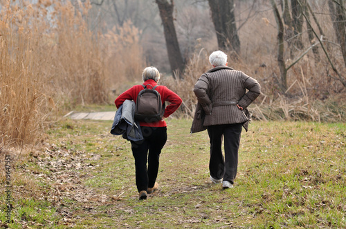 Anziani in passeggiata