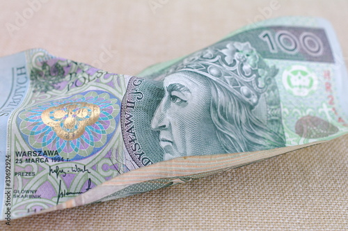 Zniszczony banknot sto złotych
