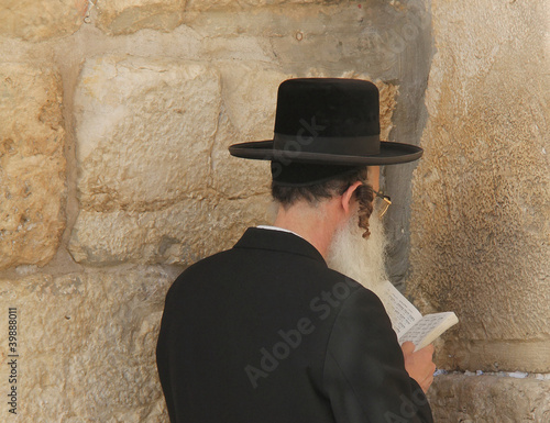 Rabbi prays at the Wailing Wallю Jerusalem