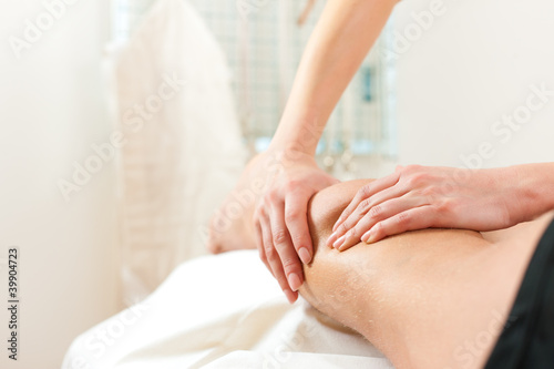 Patient bei der Physiotherapie - Massage