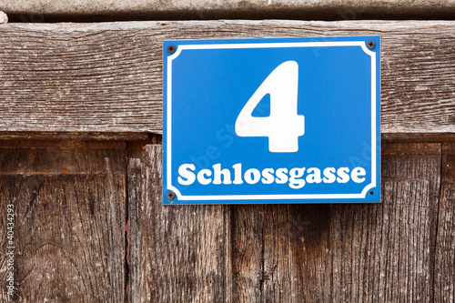 Eingang - blaues Schild mit Wohnadresse