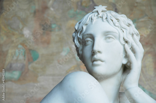 Statua femminile del Camposanto a Pisa, Italia