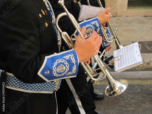 Banda de música en la calle, trompetistas.