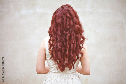 modelka włosy rude czerwone loki panna młoda fryzura