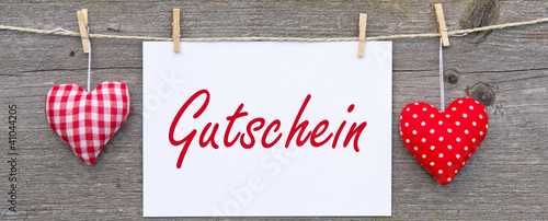 Gutschein mit roten Herzen