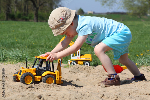 Kind spielt im Sand