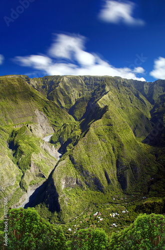 Montagnes et village enclavé de Grand-Bassin, La Réunion.