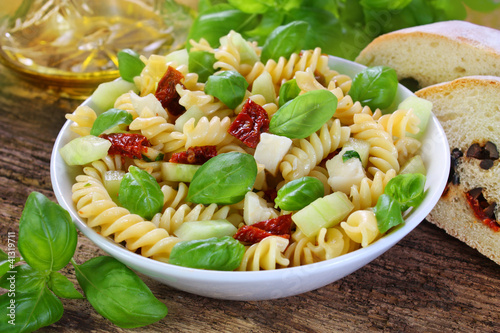 Italienischer Pasta-Salat mit getrockneten Tomaten