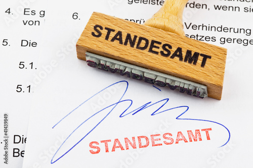 Holzstempel auf Dokument: Standesamt