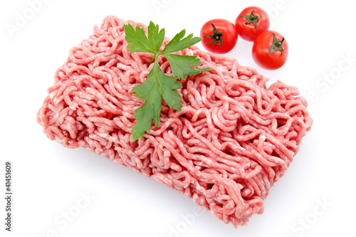 carne macinata su sfondo bianco